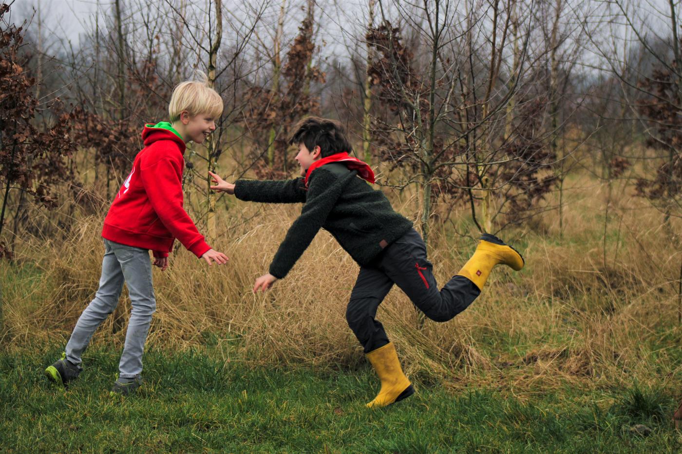 Kinderen buitenspelen - Hélaba magazine maart